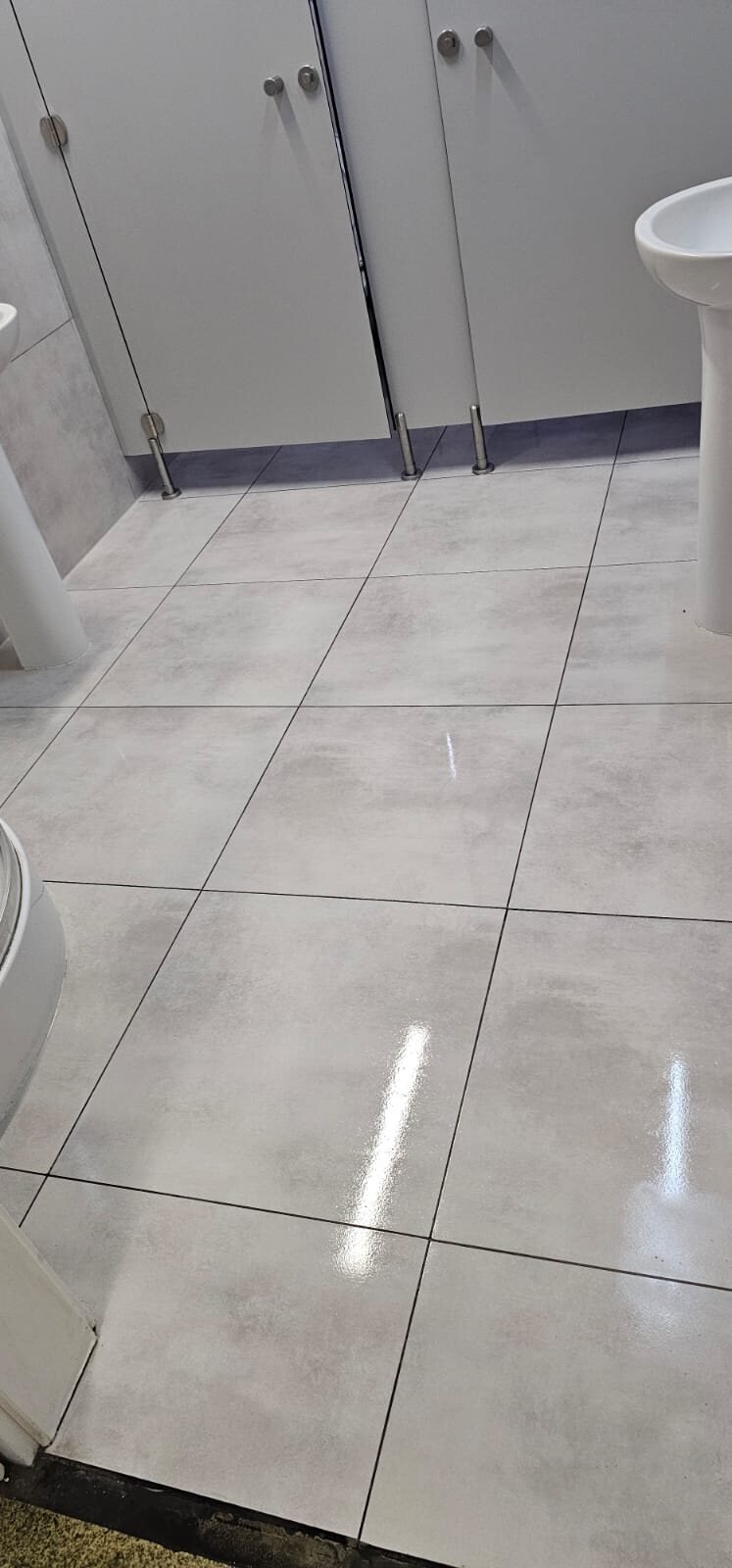 Podłoga w łazience po sprzątaniu