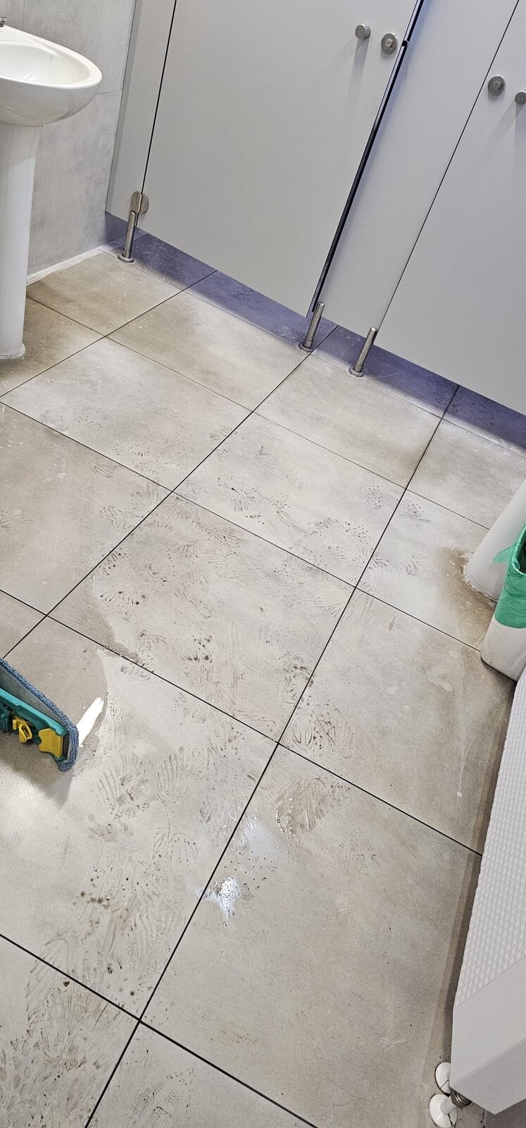 Podłoga w łazience przed sprzątaniem