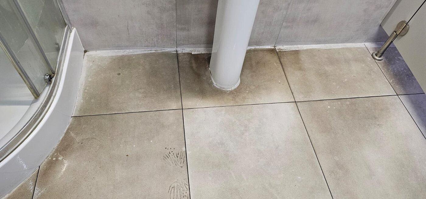 Zabrudzona podłoga przed czyszczeniem